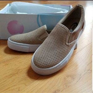 NWT -Soda slip on sneakers/loafers in camel